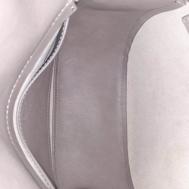 VINTAGE, RRP AS NEW
The Chloé Small Kiss Bag blends soft structure with bold detailing, crafted in smooth grained calfskin leather for a luxurious hand feel. Featuring a sculptural gold-tone handle—shaped like a kiss—and a removable long leather strap, this piece transitions easily from shoulder bag to handheld clutch. The interior is lined in beige suede with a convenient slip pocket for essentials.


Chloé Small Grain Kiss Bag Motty in Beige Calfskin Leather
Condition: Very good
Signs of wear: No retail tag, Minor sign of wear or markings., Lightly used but very well maintained. Minor creasing, light worn corners, light scratches.
Packaging: Dust bag
Color: beige
Material: Leather | leather
Size: One Size | One Size
Measurements: Width: 200; Height: 80; Length: 180; Handle drop: 120; Strap length: 1000
SKU: NAPPUGBBA520633W