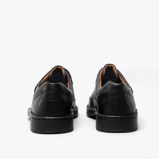 En otoño estarás bien acompañada con el zapato bajo argento Bradfjord 06. Este zapato bajo está fabricadas en piel de napa especialmente robusto, lo que lo hace muy duradero. El velcro sofisticado asegura una buena sujeción y sencilla entrada en el zapato. Puedes cambiar la suela removible en un abrir y cerrar de ojos. La costura tradicional a mano también convence por su calidad. Con el ancho de zapato K nuestro modelo ofrece una anchura cómoda. ¡Déjate acompañar por Anvers 08 en tu tiempo libre!