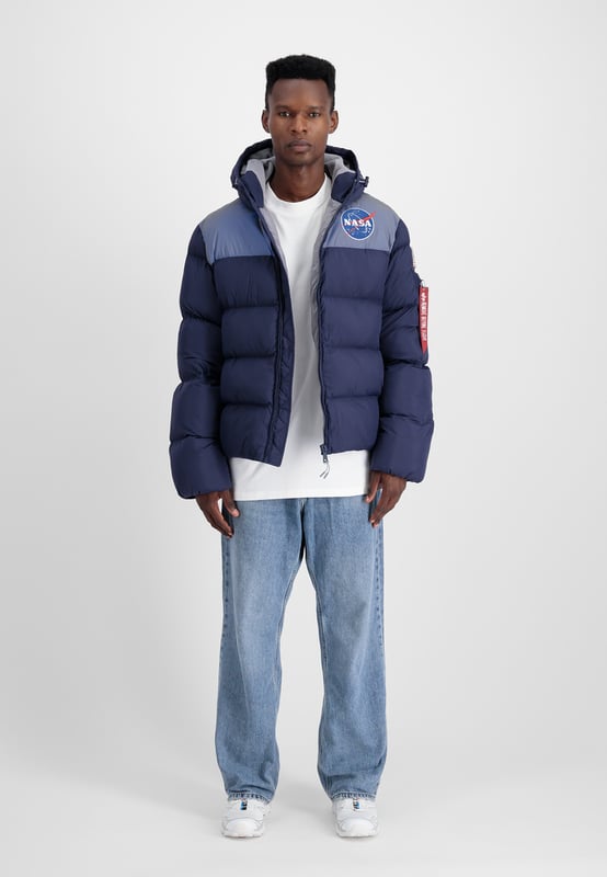 The HP NASA Jacket by Alpha Industries is ideal for cold weather. Featuring a comfortable regular fit, it's crafted from nylon with polyester lining and filling. Notable details include the NASA patch, the utility pocket with RBF tag, and flag labels on the sleeves. The elastic band on the hood and hem allows for an adjustable fit, while polar fleece provides extra warmth. Ready to withstand the elements.