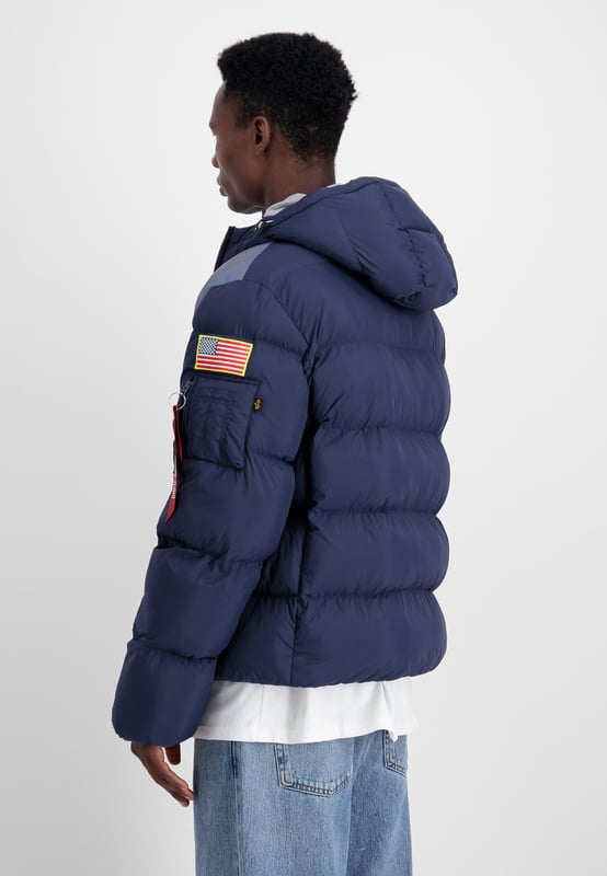 The HP NASA Jacket by Alpha Industries is ideal for cold weather. Featuring a comfortable regular fit, it's crafted from nylon with polyester lining and filling. Notable details include the NASA patch, the utility pocket with RBF tag, and flag labels on the sleeves. The elastic band on the hood and hem allows for an adjustable fit, while polar fleece provides extra warmth. Ready to withstand the elements.