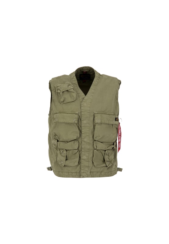 The Alpha Industries Military Vest is the perfect addition to your wardrobe. The vest features a regular fit and is lightly padded to keep you warm during the cooler months. Additionally, the vest offers side pockets and a practical zip closure. An absolute must-have for every man!