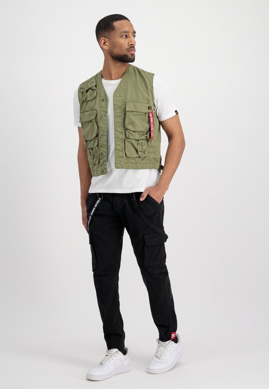 The Alpha Industries Military Vest is the perfect addition to your wardrobe. The vest features a regular fit and is lightly padded to keep you warm during the cooler months. Additionally, the vest offers side pockets and a practical zip closure. An absolute must-have for every man!
