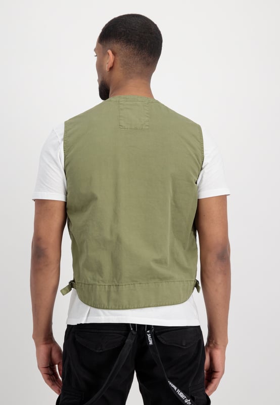 The Alpha Industries Military Vest is the perfect addition to your wardrobe. The vest features a regular fit and is lightly padded to keep you warm during the cooler months. Additionally, the vest offers side pockets and a practical zip closure. An absolute must-have for every man!
