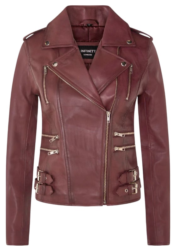 Diese zweireihige Bikerjacke ist ein Verkaufsschlager und wird für ihre scharfe Silhouette und ihr stilvolles Flair geliebt. Mit einem breiten Revers, Schulterklappen und mehreren Reißverschlusstaschen verbindet sie Funktionalität mit Mode. Verstellbare Schnallenlaschen und die schmale Passform verbessern Komfort und Stil. In vielen Farben erhältlich. Hauptmerkmale: 100 % hochwertiges, ultraweiches Nappaleder; Hochwertiges Futter aus Polyestermischung; Dezentraler YKK-Reißverschluss; Breites Revers mit Druckknöpfen; Schulterklappen mit Druckknopfverschluss; Sechs Außentaschen mit Reißverschluss zur Aufbewahrung; Verstellbare Schnallenlaschen an den Hüften; Schmal geschnittenes, verkürztes Bikerdesign