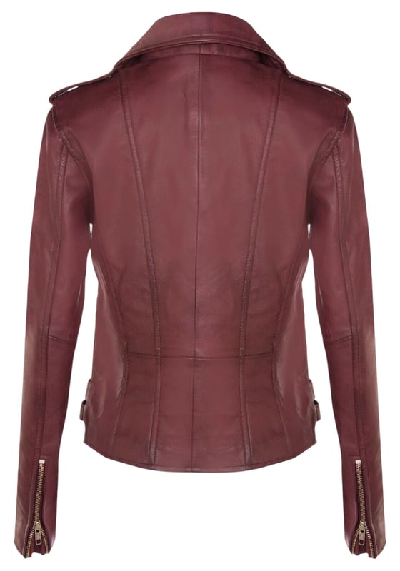 Diese zweireihige Bikerjacke ist ein Verkaufsschlager und wird für ihre scharfe Silhouette und ihr stilvolles Flair geliebt. Mit einem breiten Revers, Schulterklappen und mehreren Reißverschlusstaschen verbindet sie Funktionalität mit Mode. Verstellbare Schnallenlaschen und die schmale Passform verbessern Komfort und Stil. In vielen Farben erhältlich. Hauptmerkmale: 100 % hochwertiges, ultraweiches Nappaleder; Hochwertiges Futter aus Polyestermischung; Dezentraler YKK-Reißverschluss; Breites Revers mit Druckknöpfen; Schulterklappen mit Druckknopfverschluss; Sechs Außentaschen mit Reißverschluss zur Aufbewahrung; Verstellbare Schnallenlaschen an den Hüften; Schmal geschnittenes, verkürztes Bikerdesign