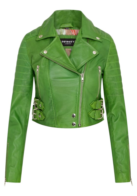 Apfelgrüne, kurze Brando-Bikerjacke aus Leder für Damen – Damaskus Gönnen Sie sich eleganten Luxus mit dieser kurzen Lederjacke im Brando-Stil. Sie ist aus ultraweichem Lammnappaleder gefertigt und mit hochwertigem Satin gefüttert. Sie verbindet zeitlosen Biker-Look mit moderner Eleganz. Anspruchsvolle Details und eine schmeichelhafte Silhouette machen sie zu einem vielseitigen Basic für jede modebewusste Garderobe. Wichtige Eigenschaften: Weiches und geschmeidiges Lammnappaleder Innenfutter aus hochwertigem Polyester für mehr Komfort Kurze Passform für einen schicken, schmeichelhaften Look Klassisches Revers im Brando-Stil Dezentrierter YKK-Reißverschluss vorne Stilvoll gesteppte Schultern für eine unverwechselbare Note 2 verlängerte vertikale Außentaschen mit Reißverschluss Ärmelbündchen mit Reißverschluss – krempeln Sie sie hoch für einen individuellen Look Seitliche Gürtel mit Schnallenverstellung für eine maßgeschneiderte Passform
