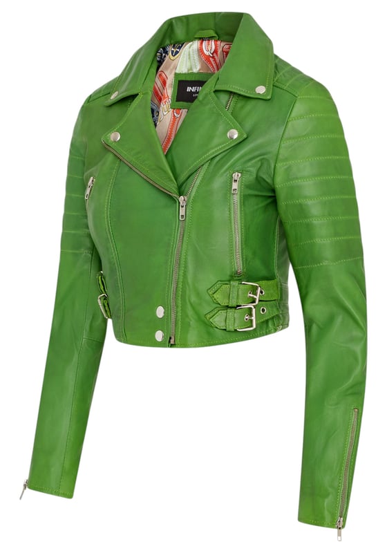 Apfelgrüne, kurze Brando-Bikerjacke aus Leder für Damen – Damaskus Gönnen Sie sich eleganten Luxus mit dieser kurzen Lederjacke im Brando-Stil. Sie ist aus ultraweichem Lammnappaleder gefertigt und mit hochwertigem Satin gefüttert. Sie verbindet zeitlosen Biker-Look mit moderner Eleganz. Anspruchsvolle Details und eine schmeichelhafte Silhouette machen sie zu einem vielseitigen Basic für jede modebewusste Garderobe. Wichtige Eigenschaften: Weiches und geschmeidiges Lammnappaleder Innenfutter aus hochwertigem Polyester für mehr Komfort Kurze Passform für einen schicken, schmeichelhaften Look Klassisches Revers im Brando-Stil Dezentrierter YKK-Reißverschluss vorne Stilvoll gesteppte Schultern für eine unverwechselbare Note 2 verlängerte vertikale Außentaschen mit Reißverschluss Ärmelbündchen mit Reißverschluss – krempeln Sie sie hoch für einen individuellen Look Seitliche Gürtel mit Schnallenverstellung für eine maßgeschneiderte Passform