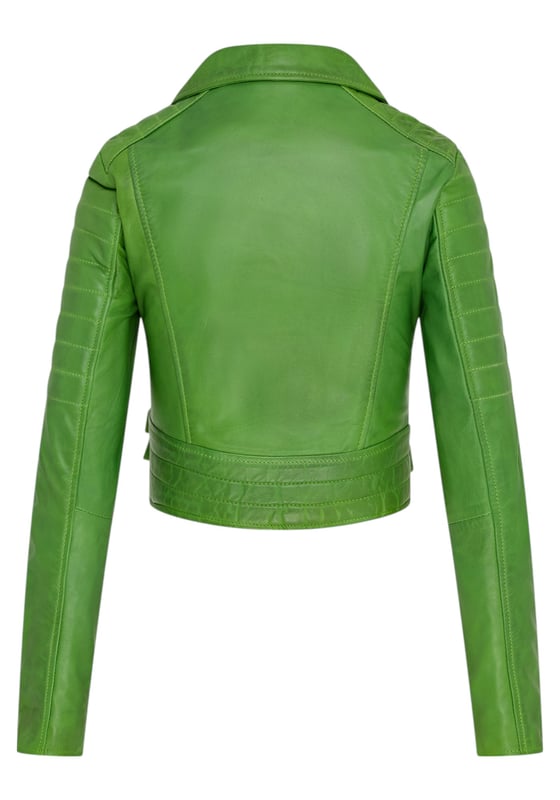Apfelgrüne, kurze Brando-Bikerjacke aus Leder für Damen – Damaskus Gönnen Sie sich eleganten Luxus mit dieser kurzen Lederjacke im Brando-Stil. Sie ist aus ultraweichem Lammnappaleder gefertigt und mit hochwertigem Satin gefüttert. Sie verbindet zeitlosen Biker-Look mit moderner Eleganz. Anspruchsvolle Details und eine schmeichelhafte Silhouette machen sie zu einem vielseitigen Basic für jede modebewusste Garderobe. Wichtige Eigenschaften: Weiches und geschmeidiges Lammnappaleder Innenfutter aus hochwertigem Polyester für mehr Komfort Kurze Passform für einen schicken, schmeichelhaften Look Klassisches Revers im Brando-Stil Dezentrierter YKK-Reißverschluss vorne Stilvoll gesteppte Schultern für eine unverwechselbare Note 2 verlängerte vertikale Außentaschen mit Reißverschluss Ärmelbündchen mit Reißverschluss – krempeln Sie sie hoch für einen individuellen Look Seitliche Gürtel mit Schnallenverstellung für eine maßgeschneiderte Passform