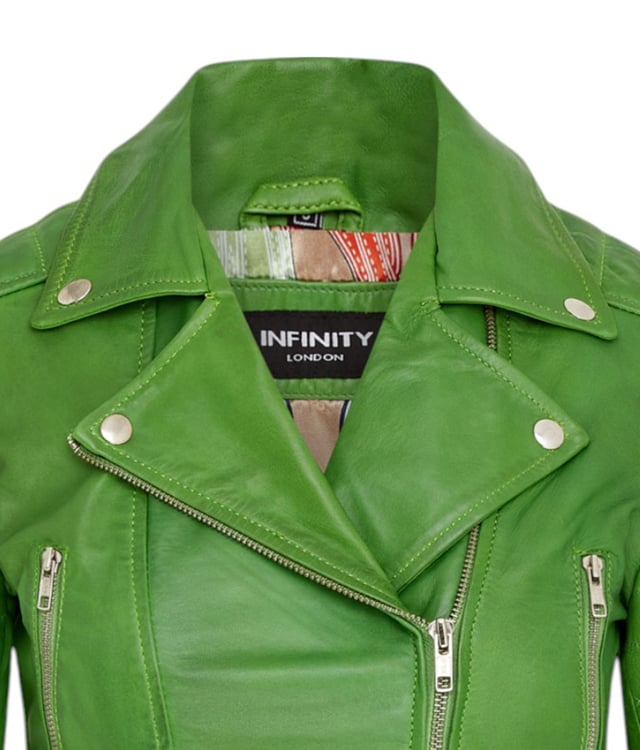 Apfelgrüne, kurze Brando-Bikerjacke aus Leder für Damen – Damaskus Gönnen Sie sich eleganten Luxus mit dieser kurzen Lederjacke im Brando-Stil. Sie ist aus ultraweichem Lammnappaleder gefertigt und mit hochwertigem Satin gefüttert. Sie verbindet zeitlosen Biker-Look mit moderner Eleganz. Anspruchsvolle Details und eine schmeichelhafte Silhouette machen sie zu einem vielseitigen Basic für jede modebewusste Garderobe. Wichtige Eigenschaften: Weiches und geschmeidiges Lammnappaleder Innenfutter aus hochwertigem Polyester für mehr Komfort Kurze Passform für einen schicken, schmeichelhaften Look Klassisches Revers im Brando-Stil Dezentrierter YKK-Reißverschluss vorne Stilvoll gesteppte Schultern für eine unverwechselbare Note 2 verlängerte vertikale Außentaschen mit Reißverschluss Ärmelbündchen mit Reißverschluss – krempeln Sie sie hoch für einen individuellen Look Seitliche Gürtel mit Schnallenverstellung für eine maßgeschneiderte Passform