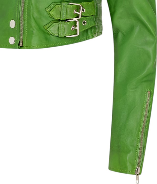 Apfelgrüne, kurze Brando-Bikerjacke aus Leder für Damen – Damaskus Gönnen Sie sich eleganten Luxus mit dieser kurzen Lederjacke im Brando-Stil. Sie ist aus ultraweichem Lammnappaleder gefertigt und mit hochwertigem Satin gefüttert. Sie verbindet zeitlosen Biker-Look mit moderner Eleganz. Anspruchsvolle Details und eine schmeichelhafte Silhouette machen sie zu einem vielseitigen Basic für jede modebewusste Garderobe. Wichtige Eigenschaften: Weiches und geschmeidiges Lammnappaleder Innenfutter aus hochwertigem Polyester für mehr Komfort Kurze Passform für einen schicken, schmeichelhaften Look Klassisches Revers im Brando-Stil Dezentrierter YKK-Reißverschluss vorne Stilvoll gesteppte Schultern für eine unverwechselbare Note 2 verlängerte vertikale Außentaschen mit Reißverschluss Ärmelbündchen mit Reißverschluss – krempeln Sie sie hoch für einen individuellen Look Seitliche Gürtel mit Schnallenverstellung für eine maßgeschneiderte Passform