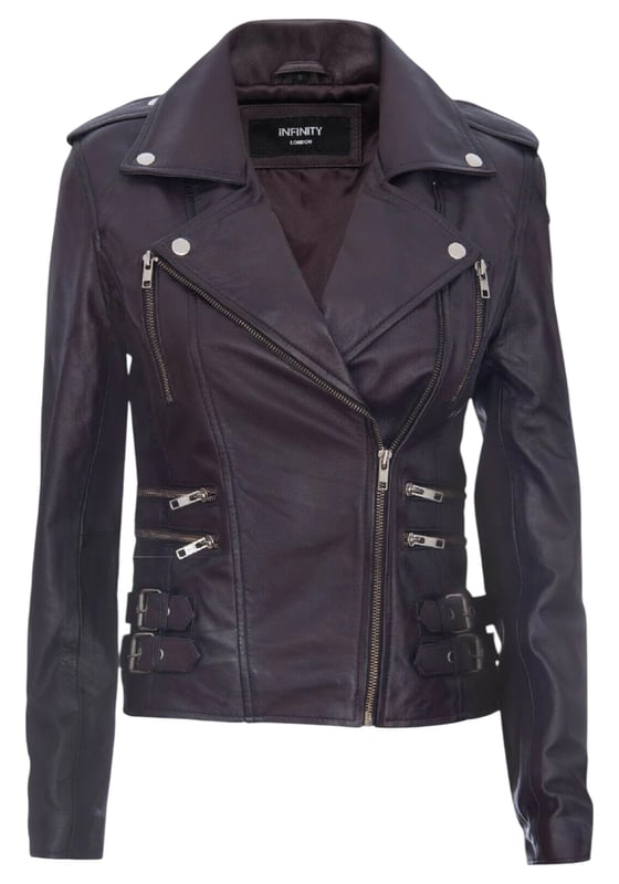 Esta chaqueta biker cruzada es un éxito de ventas, apreciada por su silueta definida y estilo. Con solapa ancha de muesca, charreteras y múltiples bolsillos con cremallera, combina funcionalidad y estilo. Las hebillas ajustables y el corte entallado mejoran la comodidad y el estilo. Disponible en una amplia gama de colores. Características principales: 100 % piel napa premium ultrasuave. Forro de mezcla de poliéster de alta calidad. Cierre descentrado con cremallera YKK. Solapa ancha de muesca con botones a presión. Charreteras con cierre de botón. Seis bolsillos exteriores con cremallera. Hebillas ajustables en la cadera. Diseño biker corto y entallado.