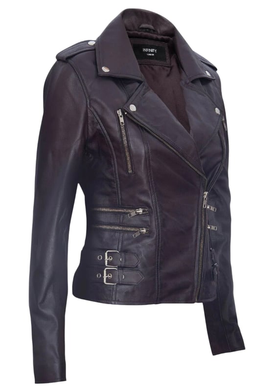 Esta chaqueta biker cruzada es un éxito de ventas, apreciada por su silueta definida y estilo. Con solapa ancha de muesca, charreteras y múltiples bolsillos con cremallera, combina funcionalidad y estilo. Las hebillas ajustables y el corte entallado mejoran la comodidad y el estilo. Disponible en una amplia gama de colores. Características principales: 100 % piel napa premium ultrasuave. Forro de mezcla de poliéster de alta calidad. Cierre descentrado con cremallera YKK. Solapa ancha de muesca con botones a presión. Charreteras con cierre de botón. Seis bolsillos exteriores con cremallera. Hebillas ajustables en la cadera. Diseño biker corto y entallado.