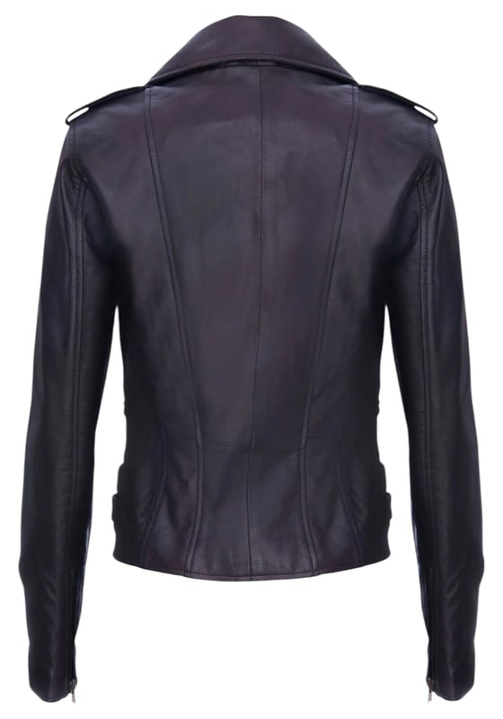 Esta chaqueta biker cruzada es un éxito de ventas, apreciada por su silueta definida y estilo. Con solapa ancha de muesca, charreteras y múltiples bolsillos con cremallera, combina funcionalidad y estilo. Las hebillas ajustables y el corte entallado mejoran la comodidad y el estilo. Disponible en una amplia gama de colores. Características principales: 100 % piel napa premium ultrasuave. Forro de mezcla de poliéster de alta calidad. Cierre descentrado con cremallera YKK. Solapa ancha de muesca con botones a presión. Charreteras con cierre de botón. Seis bolsillos exteriores con cremallera. Hebillas ajustables en la cadera. Diseño biker corto y entallado.