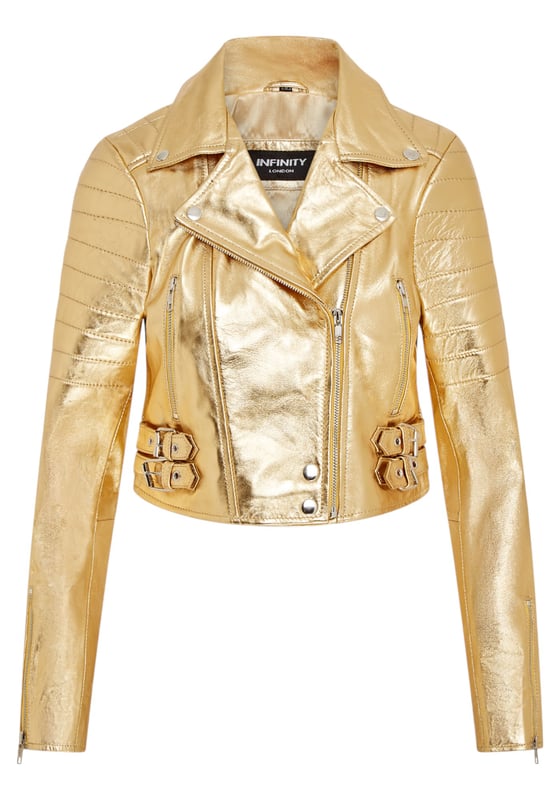 Gönnen Sie sich eleganten Luxus mit dieser kurzen Lederjacke im Brando-Stil. Sie ist aus ultraweichem Lammnappaleder gefertigt und mit hochwertigem Satin gefüttert. Sie verbindet zeitlosen Biker-Look mit moderner Eleganz. Anspruchsvolle Details und eine schmeichelhafte Silhouette machen sie zu einem vielseitigen Basic für jede modebewusste Garderobe. Wichtige Eigenschaften: Weiches und geschmeidiges Lammnappaleder Innenfutter aus hochwertigem Polyester für mehr Komfort Kurze Passform für einen schicken, schmeichelhaften Look Klassisches Revers im Brando-Stil Dezentrierter YKK-Reißverschluss vorne Stilvoll gesteppte Schultern für eine unverwechselbare Note 2 verlängerte vertikale Außentaschen mit Reißverschluss Ärmelbündchen mit Reißverschluss – krempeln Sie sie hoch für einen individuellen Look Seitliche Gürtel mit Schnallenverstellung für eine maßgeschneiderte Passform