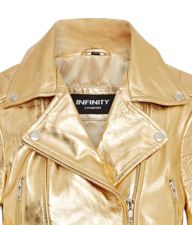 Gönnen Sie sich eleganten Luxus mit dieser kurzen Lederjacke im Brando-Stil. Sie ist aus ultraweichem Lammnappaleder gefertigt und mit hochwertigem Satin gefüttert. Sie verbindet zeitlosen Biker-Look mit moderner Eleganz. Anspruchsvolle Details und eine schmeichelhafte Silhouette machen sie zu einem vielseitigen Basic für jede modebewusste Garderobe. Wichtige Eigenschaften: Weiches und geschmeidiges Lammnappaleder Innenfutter aus hochwertigem Polyester für mehr Komfort Kurze Passform für einen schicken, schmeichelhaften Look Klassisches Revers im Brando-Stil Dezentrierter YKK-Reißverschluss vorne Stilvoll gesteppte Schultern für eine unverwechselbare Note 2 verlängerte vertikale Außentaschen mit Reißverschluss Ärmelbündchen mit Reißverschluss – krempeln Sie sie hoch für einen individuellen Look Seitliche Gürtel mit Schnallenverstellung für eine maßgeschneiderte Passform