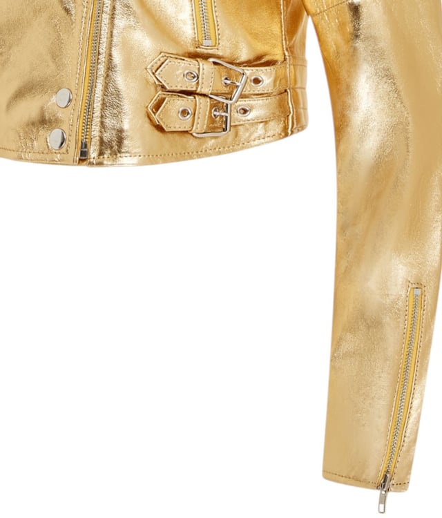Gönnen Sie sich eleganten Luxus mit dieser kurzen Lederjacke im Brando-Stil. Sie ist aus ultraweichem Lammnappaleder gefertigt und mit hochwertigem Satin gefüttert. Sie verbindet zeitlosen Biker-Look mit moderner Eleganz. Anspruchsvolle Details und eine schmeichelhafte Silhouette machen sie zu einem vielseitigen Basic für jede modebewusste Garderobe. Wichtige Eigenschaften: Weiches und geschmeidiges Lammnappaleder Innenfutter aus hochwertigem Polyester für mehr Komfort Kurze Passform für einen schicken, schmeichelhaften Look Klassisches Revers im Brando-Stil Dezentrierter YKK-Reißverschluss vorne Stilvoll gesteppte Schultern für eine unverwechselbare Note 2 verlängerte vertikale Außentaschen mit Reißverschluss Ärmelbündchen mit Reißverschluss – krempeln Sie sie hoch für einen individuellen Look Seitliche Gürtel mit Schnallenverstellung für eine maßgeschneiderte Passform