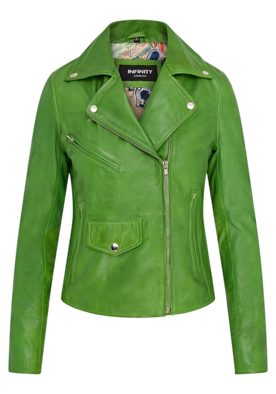 Diese auffällige Bikerjacke aus luxuriösem Lammnappaleder bietet eine schlanke, moderne Passform mit einem weichen Satinfutter für ganztägigen Tragekomfort. Mit vier Außentaschen und einer Innentasche ist sie stilvoll und praktisch zugleich. Perfekt, um lässige Outfits mit einer lebendigen, ausgefallenen Note aufzuwerten. Hauptmerkmale: Aus hochwertigem Lammnappaleder. Weiches und atmungsaktives Satin-Innenfutter. Klassische Biker-Silhouette mit asymmetrischem Reißverschluss. Vier funktionale Außentaschen (mit Reißverschluss und Klappe). Eine Innentasche für zusätzlichen Komfort. Reißverschlussbündchen für verstellbare Passform und Stil. Leicht und geschmeidig für hohen Tragekomfort.
