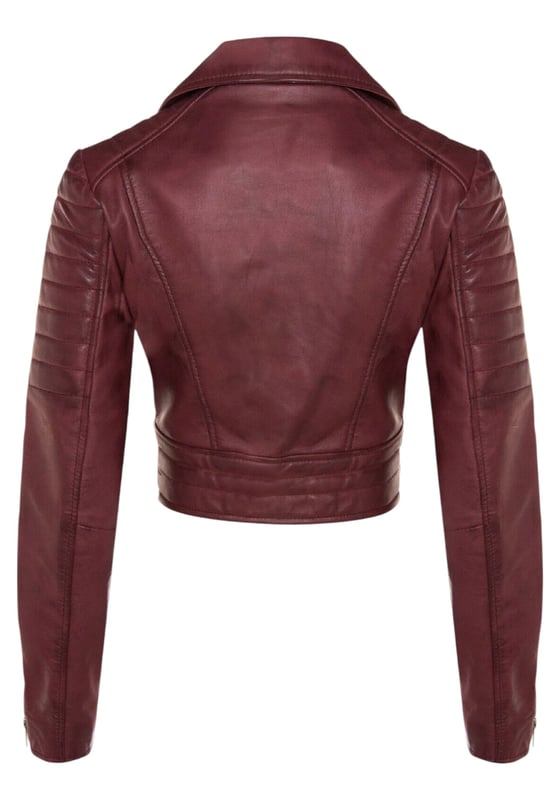 Gönnen Sie sich eleganten Luxus mit dieser kurzen Lederjacke im Brando-Stil. Sie ist aus ultraweichem Lammnappaleder gefertigt und mit hochwertigem Satin gefüttert. Sie verbindet zeitlosen Biker-Look mit moderner Eleganz. Anspruchsvolle Details und eine schmeichelhafte Silhouette machen sie zu einem vielseitigen Basic für jede modebewusste Garderobe. Wichtige Eigenschaften: Weiches und geschmeidiges Lammnappaleder Innenfutter aus hochwertigem Polyester für mehr Komfort Kurze Passform für einen schicken, schmeichelhaften Look Klassisches Revers im Brando-Stil Dezentrierter YKK-Reißverschluss vorne Stilvoll gesteppte Schultern für eine unverwechselbare Note 2 verlängerte vertikale Außentaschen mit Reißverschluss Ärmelbündchen mit Reißverschluss – krempeln Sie sie hoch für einen individuellen Look Seitliche Gürtel mit Schnallenverstellung für eine maßgeschneiderte Passform