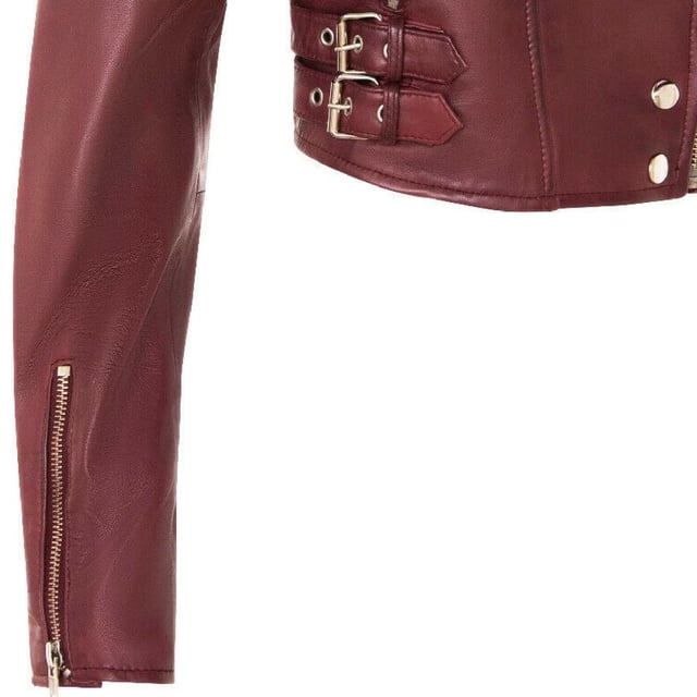 Gönnen Sie sich eleganten Luxus mit dieser kurzen Lederjacke im Brando-Stil. Sie ist aus ultraweichem Lammnappaleder gefertigt und mit hochwertigem Satin gefüttert. Sie verbindet zeitlosen Biker-Look mit moderner Eleganz. Anspruchsvolle Details und eine schmeichelhafte Silhouette machen sie zu einem vielseitigen Basic für jede modebewusste Garderobe. Wichtige Eigenschaften: Weiches und geschmeidiges Lammnappaleder Innenfutter aus hochwertigem Polyester für mehr Komfort Kurze Passform für einen schicken, schmeichelhaften Look Klassisches Revers im Brando-Stil Dezentrierter YKK-Reißverschluss vorne Stilvoll gesteppte Schultern für eine unverwechselbare Note 2 verlängerte vertikale Außentaschen mit Reißverschluss Ärmelbündchen mit Reißverschluss – krempeln Sie sie hoch für einen individuellen Look Seitliche Gürtel mit Schnallenverstellung für eine maßgeschneiderte Passform