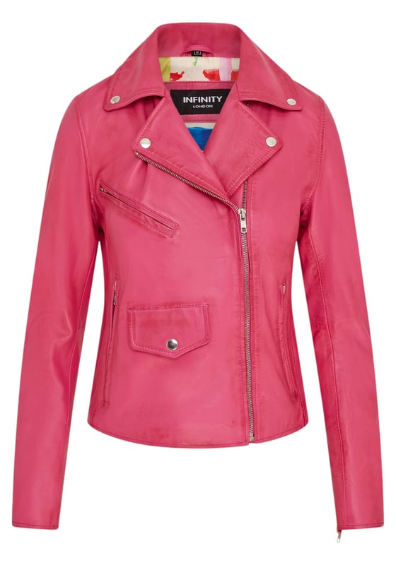 Diese auffällige Bikerjacke aus luxuriösem Lammnappaleder bietet eine schlanke, moderne Passform mit einem weichen Satinfutter für ganztägigen Tragekomfort. Mit vier Außentaschen und einer Innentasche ist sie stilvoll und praktisch zugleich. Perfekt, um lässige Outfits mit einer lebendigen, ausgefallenen Note aufzuwerten. Hauptmerkmale: Aus hochwertigem Lammnappaleder. Weiches und atmungsaktives Satin-Innenfutter. Klassische Biker-Silhouette mit asymmetrischem Reißverschluss. Vier funktionale Außentaschen (mit Reißverschluss und Klappe). Eine Innentasche für zusätzlichen Komfort. Reißverschlussbündchen für verstellbare Passform und Stil. Leicht und geschmeidig für hohen Tragekomfort.
