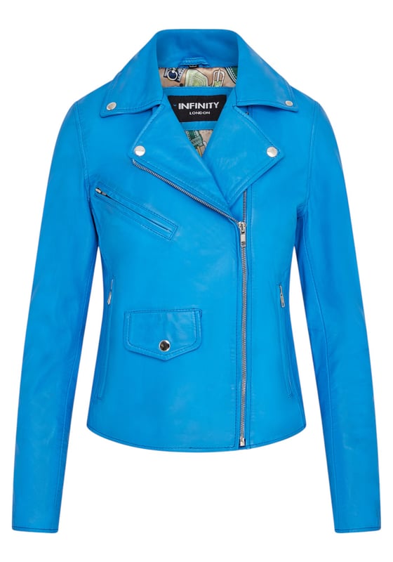 Blaue klassische Brando-Biker-Lederjacke für Damen – Broome Diese auffällige Bikerjacke aus luxuriösem Lammnappaleder bietet eine schlanke, moderne Passform mit einem weichen Satinfutter für ganztägigen Tragekomfort. Mit vier Außentaschen und einer Innentasche ist sie stilvoll und praktisch zugleich. Perfekt, um lässige Outfits mit einer lebendigen, ausgefallenen Note aufzuwerten. Hauptmerkmale: Aus hochwertigem Lammnappaleder. Weiches und atmungsaktives Satin-Innenfutter. Klassische Biker-Silhouette mit asymmetrischem Reißverschluss. Vier funktionale Außentaschen (mit Reißverschluss und Klappe). Eine Innentasche für zusätzlichen Komfort. Reißverschlussbündchen für verstellbare Passform und Stil. Leicht und geschmeidig für hohen Tragekomfort.