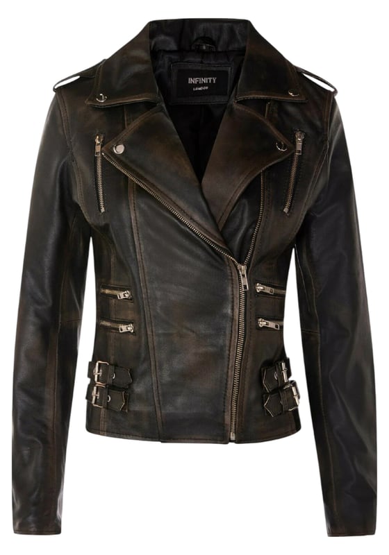 Esta chaqueta biker cruzada es un éxito de ventas, apreciada por su silueta definida y estilo. Con solapa ancha de muesca, charreteras y múltiples bolsillos con cremallera, combina funcionalidad y estilo. Las hebillas ajustables y el corte entallado mejoran la comodidad y el estilo. Disponible en una amplia gama de colores. Características principales: 100 % piel napa premium ultrasuave. Forro de mezcla de poliéster de alta calidad. Cierre descentrado con cremallera YKK. Solapa ancha de muesca con botones a presión. Charreteras con cierre de botón. Seis bolsillos exteriores con cremallera. Hebillas ajustables en la cadera. Diseño biker corto y entallado.
