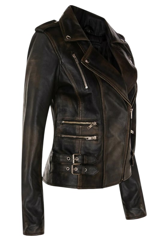 Esta chaqueta biker cruzada es un éxito de ventas, apreciada por su silueta definida y estilo. Con solapa ancha de muesca, charreteras y múltiples bolsillos con cremallera, combina funcionalidad y estilo. Las hebillas ajustables y el corte entallado mejoran la comodidad y el estilo. Disponible en una amplia gama de colores. Características principales: 100 % piel napa premium ultrasuave. Forro de mezcla de poliéster de alta calidad. Cierre descentrado con cremallera YKK. Solapa ancha de muesca con botones a presión. Charreteras con cierre de botón. Seis bolsillos exteriores con cremallera. Hebillas ajustables en la cadera. Diseño biker corto y entallado.