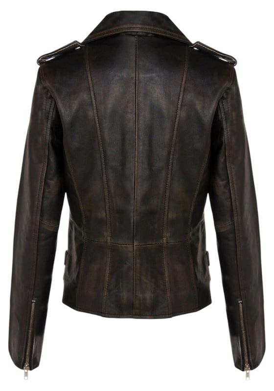 Esta chaqueta biker cruzada es un éxito de ventas, apreciada por su silueta definida y estilo. Con solapa ancha de muesca, charreteras y múltiples bolsillos con cremallera, combina funcionalidad y estilo. Las hebillas ajustables y el corte entallado mejoran la comodidad y el estilo. Disponible en una amplia gama de colores. Características principales: 100 % piel napa premium ultrasuave. Forro de mezcla de poliéster de alta calidad. Cierre descentrado con cremallera YKK. Solapa ancha de muesca con botones a presión. Charreteras con cierre de botón. Seis bolsillos exteriores con cremallera. Hebillas ajustables en la cadera. Diseño biker corto y entallado.