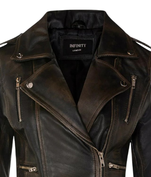 Esta chaqueta biker cruzada es un éxito de ventas, apreciada por su silueta definida y estilo. Con solapa ancha de muesca, charreteras y múltiples bolsillos con cremallera, combina funcionalidad y estilo. Las hebillas ajustables y el corte entallado mejoran la comodidad y el estilo. Disponible en una amplia gama de colores. Características principales: 100 % piel napa premium ultrasuave. Forro de mezcla de poliéster de alta calidad. Cierre descentrado con cremallera YKK. Solapa ancha de muesca con botones a presión. Charreteras con cierre de botón. Seis bolsillos exteriores con cremallera. Hebillas ajustables en la cadera. Diseño biker corto y entallado.