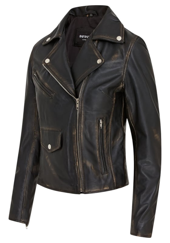 Diese auffällige Bikerjacke aus luxuriösem Lammnappaleder bietet eine schlanke, moderne Passform mit einem weichen Satinfutter für ganztägigen Tragekomfort. Mit vier Außentaschen und einer Innentasche ist sie stilvoll und praktisch zugleich. Perfekt, um lässige Outfits mit einer lebendigen, ausgefallenen Note aufzuwerten. Hauptmerkmale: Aus hochwertigem Lammnappaleder. Weiches und atmungsaktives Satin-Innenfutter. Klassische Biker-Silhouette mit asymmetrischem Reißverschluss. Vier funktionale Außentaschen (mit Reißverschluss und Klappe). Eine Innentasche für zusätzlichen Komfort. Reißverschlussbündchen für verstellbare Passform und Stil. Leicht und geschmeidig für hohen Tragekomfort.