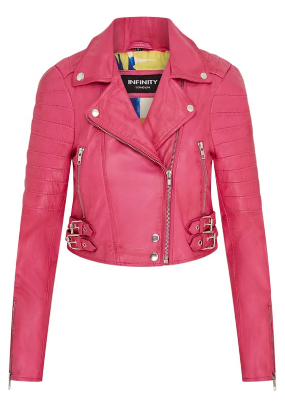 Gönnen Sie sich eleganten Luxus mit dieser kurzen Lederjacke im Brando-Stil. Sie ist aus ultraweichem Lammnappaleder gefertigt und mit hochwertigem Satin gefüttert. Sie verbindet zeitlosen Biker-Look mit moderner Eleganz. Anspruchsvolle Details und eine schmeichelhafte Silhouette machen sie zu einem vielseitigen Basic für jede modebewusste Garderobe. Wichtige Eigenschaften: Weiches und geschmeidiges Lammnappaleder Innenfutter aus hochwertigem Polyester für mehr Komfort Kurze Passform für einen schicken, schmeichelhaften Look Klassisches Revers im Brando-Stil Dezentrierter YKK-Reißverschluss vorne Stilvoll gesteppte Schultern für eine unverwechselbare Note 2 verlängerte vertikale Außentaschen mit Reißverschluss Ärmelbündchen mit Reißverschluss – krempeln Sie sie hoch für einen individuellen Look Seitliche Gürtel mit Schnallenverstellung für eine maßgeschneiderte Passform