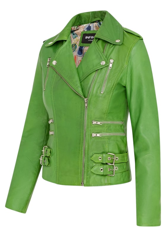 Diese zweireihige Bikerjacke ist ein Verkaufsschlager und wird für ihre scharfe Silhouette und ihr stilvolles Flair geliebt. Mit einem breiten Revers, Schulterklappen und mehreren Reißverschlusstaschen verbindet sie Funktionalität mit Mode. Verstellbare Schnallenlaschen und die schmale Passform verbessern Komfort und Stil. In vielen Farben erhältlich. Hauptmerkmale: 100 % hochwertiges, ultraweiches Nappaleder; Hochwertiges Futter aus Polyestermischung; Dezentraler YKK-Reißverschluss; Breites Revers mit Druckknöpfen; Schulterklappen mit Druckknopfverschluss; Sechs Außentaschen mit Reißverschluss zur Aufbewahrung; Verstellbare Schnallenlaschen an den Hüften; Schmal geschnittenes, verkürztes Bikerdesign