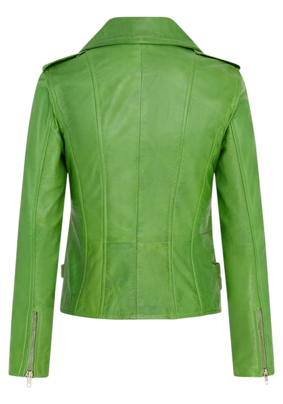 Diese zweireihige Bikerjacke ist ein Verkaufsschlager und wird für ihre scharfe Silhouette und ihr stilvolles Flair geliebt. Mit einem breiten Revers, Schulterklappen und mehreren Reißverschlusstaschen verbindet sie Funktionalität mit Mode. Verstellbare Schnallenlaschen und die schmale Passform verbessern Komfort und Stil. In vielen Farben erhältlich. Hauptmerkmale: 100 % hochwertiges, ultraweiches Nappaleder; Hochwertiges Futter aus Polyestermischung; Dezentraler YKK-Reißverschluss; Breites Revers mit Druckknöpfen; Schulterklappen mit Druckknopfverschluss; Sechs Außentaschen mit Reißverschluss zur Aufbewahrung; Verstellbare Schnallenlaschen an den Hüften; Schmal geschnittenes, verkürztes Bikerdesign