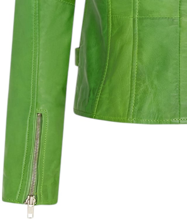 Diese zweireihige Bikerjacke ist ein Verkaufsschlager und wird für ihre scharfe Silhouette und ihr stilvolles Flair geliebt. Mit einem breiten Revers, Schulterklappen und mehreren Reißverschlusstaschen verbindet sie Funktionalität mit Mode. Verstellbare Schnallenlaschen und die schmale Passform verbessern Komfort und Stil. In vielen Farben erhältlich. Hauptmerkmale: 100 % hochwertiges, ultraweiches Nappaleder; Hochwertiges Futter aus Polyestermischung; Dezentraler YKK-Reißverschluss; Breites Revers mit Druckknöpfen; Schulterklappen mit Druckknopfverschluss; Sechs Außentaschen mit Reißverschluss zur Aufbewahrung; Verstellbare Schnallenlaschen an den Hüften; Schmal geschnittenes, verkürztes Bikerdesign