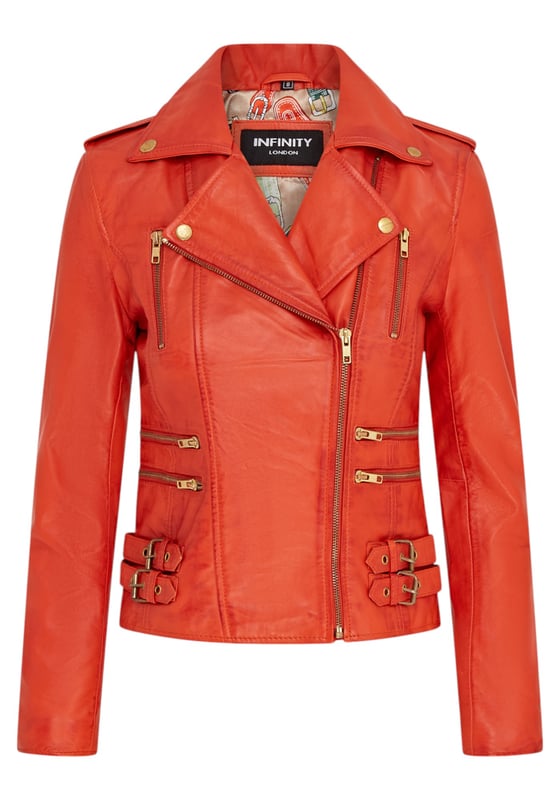 Diese zweireihige Bikerjacke ist ein Verkaufsschlager und wird für ihre scharfe Silhouette und ihr stilvolles Flair geliebt. Mit einem breiten Revers, Schulterklappen und mehreren Reißverschlusstaschen verbindet sie Funktionalität mit Mode. Verstellbare Schnallenlaschen und die schmale Passform verbessern Komfort und Stil. In vielen Farben erhältlich. Hauptmerkmale: 100 % hochwertiges, ultraweiches Nappaleder; Hochwertiges Futter aus Polyestermischung; Dezentraler YKK-Reißverschluss; Breites Revers mit Druckknöpfen; Schulterklappen mit Druckknopfverschluss; Sechs Außentaschen mit Reißverschluss zur Aufbewahrung; Verstellbare Schnallenlaschen an den Hüften; Schmal geschnittenes, verkürztes Bikerdesign