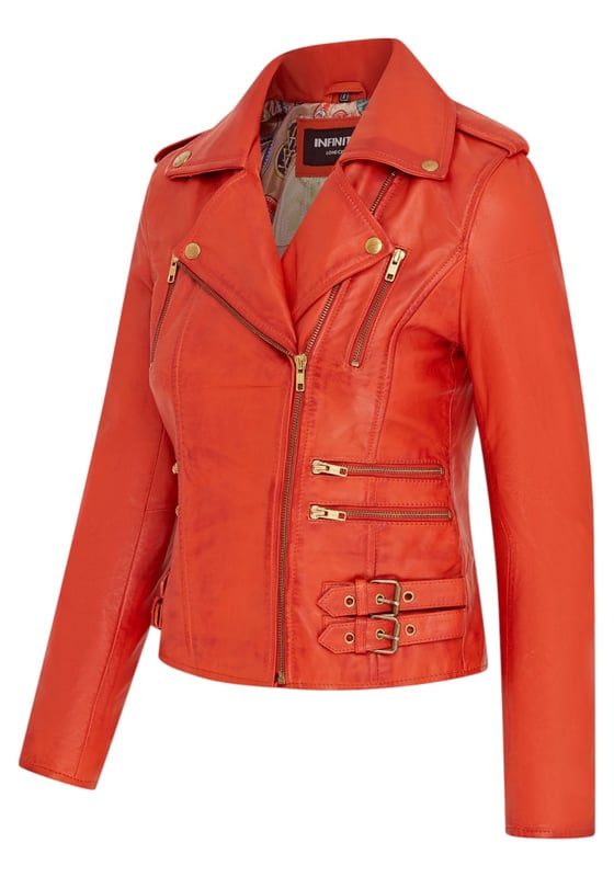 Diese zweireihige Bikerjacke ist ein Verkaufsschlager und wird für ihre scharfe Silhouette und ihr stilvolles Flair geliebt. Mit einem breiten Revers, Schulterklappen und mehreren Reißverschlusstaschen verbindet sie Funktionalität mit Mode. Verstellbare Schnallenlaschen und die schmale Passform verbessern Komfort und Stil. In vielen Farben erhältlich. Hauptmerkmale: 100 % hochwertiges, ultraweiches Nappaleder; Hochwertiges Futter aus Polyestermischung; Dezentraler YKK-Reißverschluss; Breites Revers mit Druckknöpfen; Schulterklappen mit Druckknopfverschluss; Sechs Außentaschen mit Reißverschluss zur Aufbewahrung; Verstellbare Schnallenlaschen an den Hüften; Schmal geschnittenes, verkürztes Bikerdesign