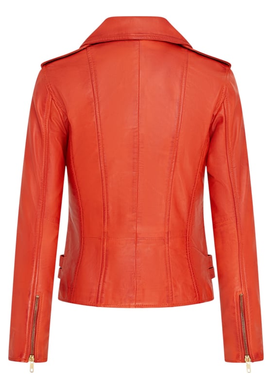 Diese zweireihige Bikerjacke ist ein Verkaufsschlager und wird für ihre scharfe Silhouette und ihr stilvolles Flair geliebt. Mit einem breiten Revers, Schulterklappen und mehreren Reißverschlusstaschen verbindet sie Funktionalität mit Mode. Verstellbare Schnallenlaschen und die schmale Passform verbessern Komfort und Stil. In vielen Farben erhältlich. Hauptmerkmale: 100 % hochwertiges, ultraweiches Nappaleder; Hochwertiges Futter aus Polyestermischung; Dezentraler YKK-Reißverschluss; Breites Revers mit Druckknöpfen; Schulterklappen mit Druckknopfverschluss; Sechs Außentaschen mit Reißverschluss zur Aufbewahrung; Verstellbare Schnallenlaschen an den Hüften; Schmal geschnittenes, verkürztes Bikerdesign