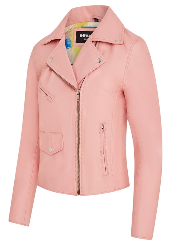 Diese auffällige Bikerjacke aus luxuriösem Lammnappaleder bietet eine schlanke, moderne Passform mit einem weichen Satinfutter für ganztägigen Tragekomfort. Mit vier Außentaschen und einer Innentasche ist sie stilvoll und praktisch zugleich. Perfekt, um lässige Outfits mit einer lebendigen, ausgefallenen Note aufzuwerten. Hauptmerkmale: Aus hochwertigem Lammnappaleder. Weiches und atmungsaktives Satin-Innenfutter. Klassische Biker-Silhouette mit asymmetrischem Reißverschluss. Vier funktionale Außentaschen (mit Reißverschluss und Klappe). Eine Innentasche für zusätzlichen Komfort. Reißverschlussbündchen für verstellbare Passform und Stil. Leicht und geschmeidig für hohen Tragekomfort.