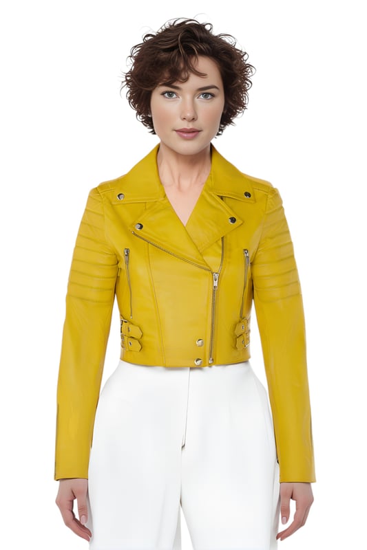 Disfrute de un lujo elegante con esta chaqueta de cuero estilo Brando. Confeccionada en napa de cordero ultrasuave y forrada con satén premium, combina la atemporal actitud motera con la elegancia moderna. Sus sofisticados detalles y su silueta favorecedora la convierten en una prenda esencial y versátil para cualquier armario vanguardista. Características principales: Napa de cordero suave y flexible. Forro interior de poliéster premium para mayor comodidad. Corte corto para un look chic y favorecedor. Solapa con muesca clásica estilo Brando. Cierre frontal descentrado con cremallera YKK. Elegantes hombros acolchados para un toque distintivo. Dos bolsillos exteriores verticales con cremallera. Puños con cremallera: remánguelos para un look personalizado. Cinturones laterales ajustables con hebilla para un ajuste a medida.
