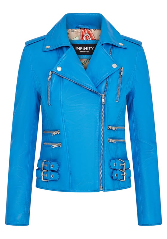 Diese zweireihige Bikerjacke ist ein Verkaufsschlager und wird für ihre scharfe Silhouette und ihr stilvolles Flair geliebt. Mit einem breiten Revers, Schulterklappen und mehreren Reißverschlusstaschen verbindet sie Funktionalität mit Mode. Verstellbare Schnallenlaschen und die schmale Passform verbessern Komfort und Stil. In vielen Farben erhältlich. Hauptmerkmale: 100 % hochwertiges, ultraweiches Nappaleder; Hochwertiges Futter aus Polyestermischung; Dezentraler YKK-Reißverschluss; Breites Revers mit Druckknöpfen; Schulterklappen mit Druckknopfverschluss; Sechs Außentaschen mit Reißverschluss zur Aufbewahrung; Verstellbare Schnallenlaschen an den Hüften; Schmal geschnittenes, verkürztes Bikerdesign