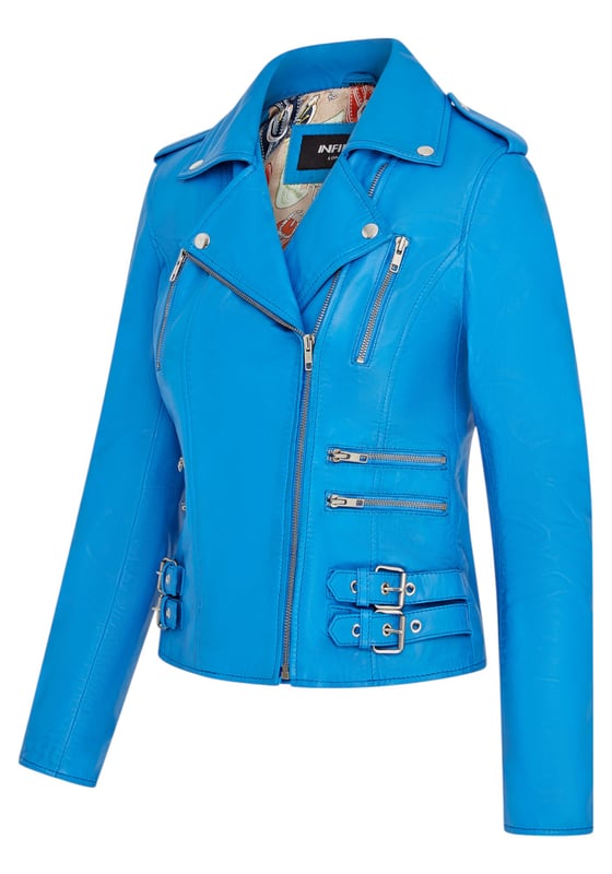 Diese zweireihige Bikerjacke ist ein Verkaufsschlager und wird für ihre scharfe Silhouette und ihr stilvolles Flair geliebt. Mit einem breiten Revers, Schulterklappen und mehreren Reißverschlusstaschen verbindet sie Funktionalität mit Mode. Verstellbare Schnallenlaschen und die schmale Passform verbessern Komfort und Stil. In vielen Farben erhältlich. Hauptmerkmale: 100 % hochwertiges, ultraweiches Nappaleder; Hochwertiges Futter aus Polyestermischung; Dezentraler YKK-Reißverschluss; Breites Revers mit Druckknöpfen; Schulterklappen mit Druckknopfverschluss; Sechs Außentaschen mit Reißverschluss zur Aufbewahrung; Verstellbare Schnallenlaschen an den Hüften; Schmal geschnittenes, verkürztes Bikerdesign