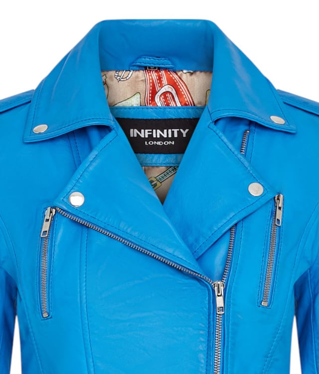 Diese zweireihige Bikerjacke ist ein Verkaufsschlager und wird für ihre scharfe Silhouette und ihr stilvolles Flair geliebt. Mit einem breiten Revers, Schulterklappen und mehreren Reißverschlusstaschen verbindet sie Funktionalität mit Mode. Verstellbare Schnallenlaschen und die schmale Passform verbessern Komfort und Stil. In vielen Farben erhältlich. Hauptmerkmale: 100 % hochwertiges, ultraweiches Nappaleder; Hochwertiges Futter aus Polyestermischung; Dezentraler YKK-Reißverschluss; Breites Revers mit Druckknöpfen; Schulterklappen mit Druckknopfverschluss; Sechs Außentaschen mit Reißverschluss zur Aufbewahrung; Verstellbare Schnallenlaschen an den Hüften; Schmal geschnittenes, verkürztes Bikerdesign