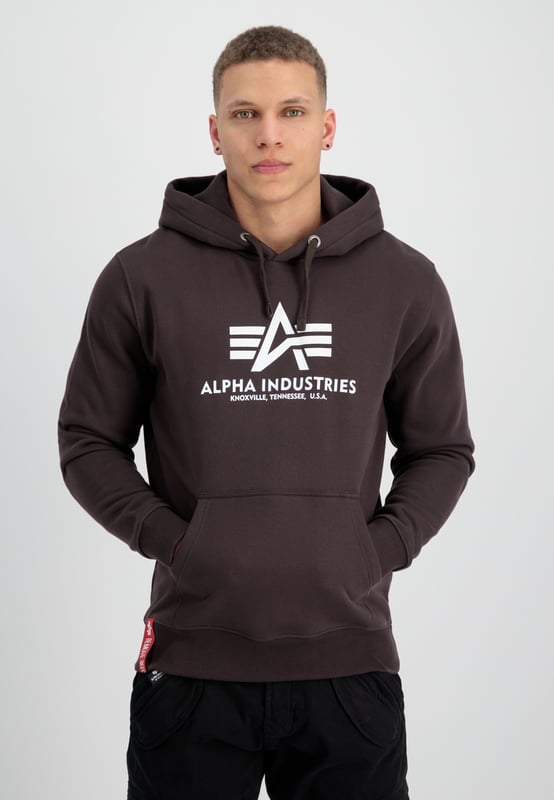 El Basic Hoodie de Alpha Industries combina estilo, comodidad y calidad. Ideal para deporte, tiempo libre o trabajo, ofrece el máximo confort y un look desenfadado. El tejido exterior de algodón y poliéster garantiza suavidad y un ajuste óptimo. Gracias al corte regular, disfrutas de libertad de movimiento. La capucha con cordón, los puños de canalé, el logo Alpha en el pecho y los detalles RBF completan el diseño. El bolsillo canguro delantero ofrece espacio de almacenamiento práctico. Acabado con perfección para las más altas exigencias.