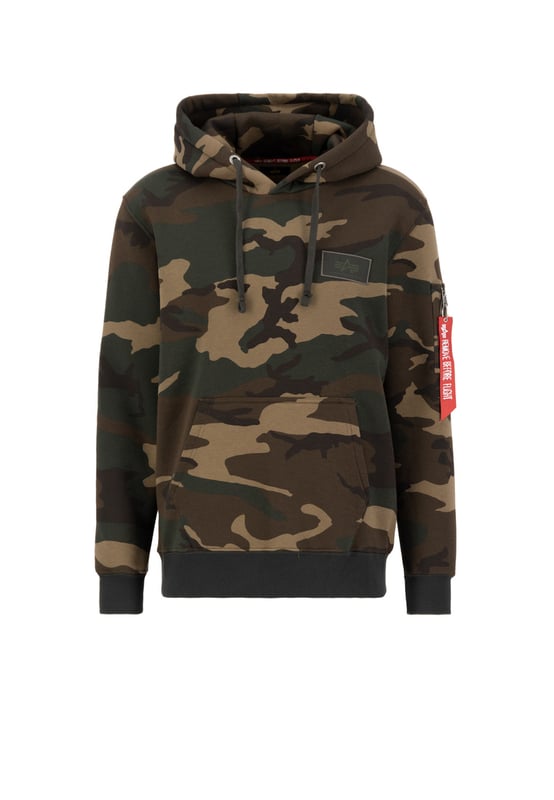 La sudadera con capucha de impresión trasera de Alpha Industries en camuflaje combina comodidad con un diseño elegante. Su corte regular y la mezcla de algodón y poliéster garantizan una experiencia de uso agradable. Un llamativo patrón de camuflaje, un parche de Alpha bordado y una gran impresión de Alpha acentúan el estilo inspirado en el ámbito militar. El bolsillo utilitario y la etiqueta RBF ofrecen detalles funcionales. Con un interior de felpa cepillada y capucha ajustable, proporciona protección y libertad de movimiento. Un imprescindible para hombres conscientes de la moda.