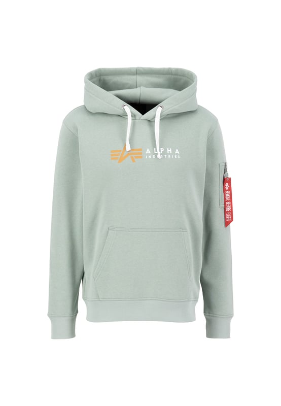 La sudadera con logo Alpha ofrece comodidad y estilo para días frescos. Su corte regular y la suave mezcla de algodón y poliéster con forro polar cepillado garantizan un calor agradable. La llamativa impresión del logo Alpha en el pecho crea un punto destacado, mientras que el bolsillo utilitario con la etiqueta RBF proporciona almacenamiento práctico. Los puños acanalados y un cordón ajustable aseguran un ajuste perfecto. Ideal para la vida cotidiana, el deporte y el ocio, es una sudadera moderna con detalles funcionales.