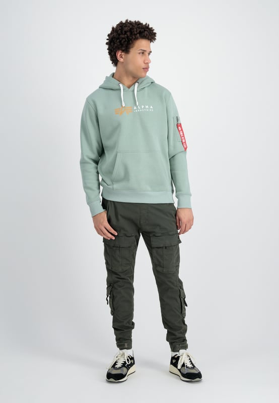 La sudadera con logo Alpha ofrece comodidad y estilo para días frescos. Su corte regular y la suave mezcla de algodón y poliéster con forro polar cepillado garantizan un calor agradable. La llamativa impresión del logo Alpha en el pecho crea un punto destacado, mientras que el bolsillo utilitario con la etiqueta RBF proporciona almacenamiento práctico. Los puños acanalados y un cordón ajustable aseguran un ajuste perfecto. Ideal para la vida cotidiana, el deporte y el ocio, es una sudadera moderna con detalles funcionales.