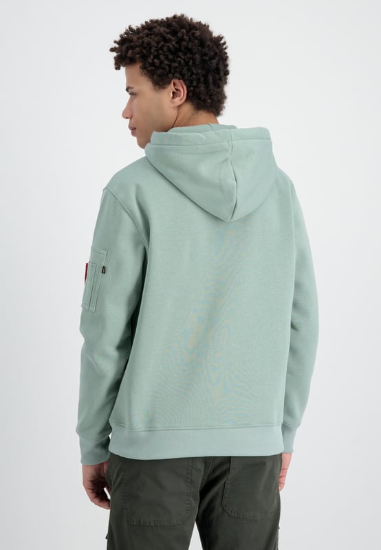 La sudadera con logo Alpha ofrece comodidad y estilo para días frescos. Su corte regular y la suave mezcla de algodón y poliéster con forro polar cepillado garantizan un calor agradable. La llamativa impresión del logo Alpha en el pecho crea un punto destacado, mientras que el bolsillo utilitario con la etiqueta RBF proporciona almacenamiento práctico. Los puños acanalados y un cordón ajustable aseguran un ajuste perfecto. Ideal para la vida cotidiana, el deporte y el ocio, es una sudadera moderna con detalles funcionales.