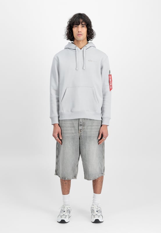 The Air Force Hoodie from ALPHA INDUSTRIES is the perfect hooded sweatshirt for men. Featuring a regular fit and unlined design, it offers optimal comfort. The kangaroo pocket and logo print pattern make the hoodie a real eye-catcher. With long sleeves, it's ideal for autumn or winter.