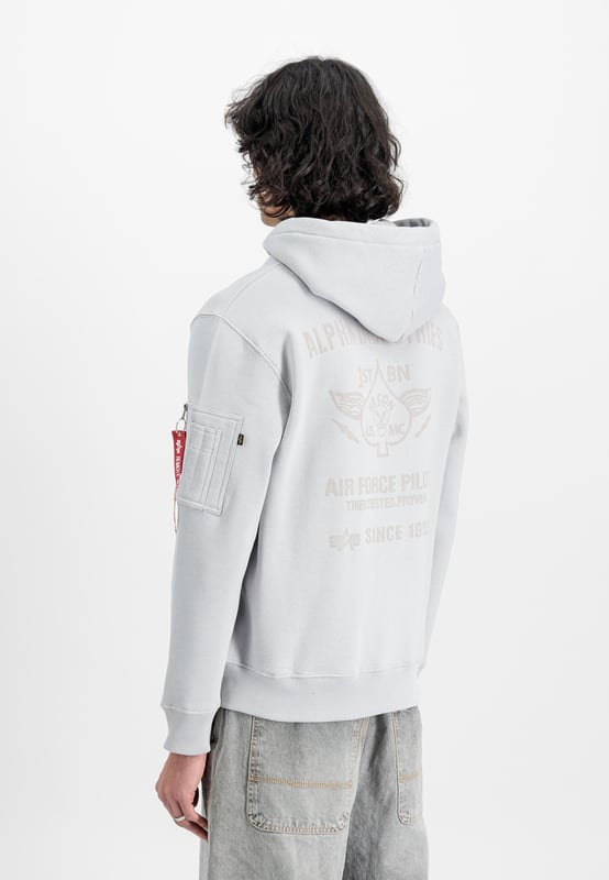The Air Force Hoodie from ALPHA INDUSTRIES is the perfect hooded sweatshirt for men. Featuring a regular fit and unlined design, it offers optimal comfort. The kangaroo pocket and logo print pattern make the hoodie a real eye-catcher. With long sleeves, it's ideal for autumn or winter.