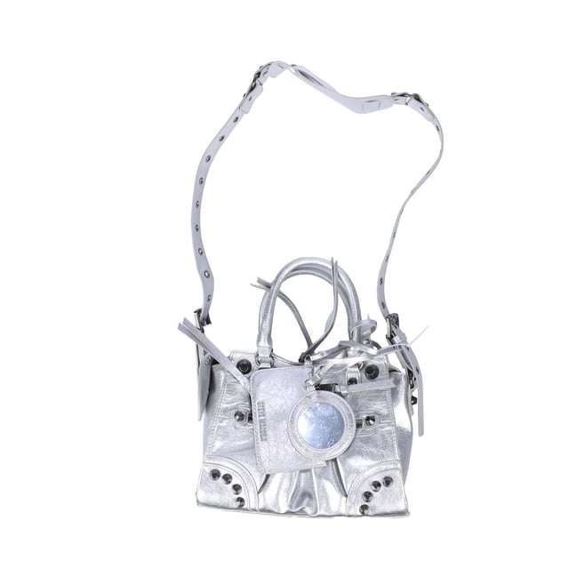 One zip pocket on the front. Zip pocket on the back. Closes with two-way zipper. Two handles. Removable and adjustable shoulder strap. Detachable pendant. Separate case. Inside: One main compartment. One zip pocket. One slip pocket. Separate case.